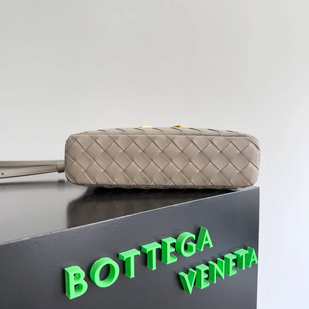 Batch 1360 Bottega Veneta suede series 25 autumn and winter braided zipper crossbody bag. A crossbody bag that can be used as a cosmetic bag. Exquisite weaving and compact body are an indispensable outfit embellishment for the upcoming winter. The double zipper also better protects the bag. It has a large capacity. If you like it, don’t miss it. Style number: 789109 Size: 22*12.5*5cm